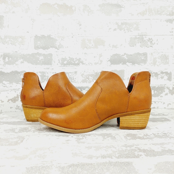 NEW B.O.C. by Born Lucy Notched Topline Block Heel Bootie i1017 - Picture 4 of 11